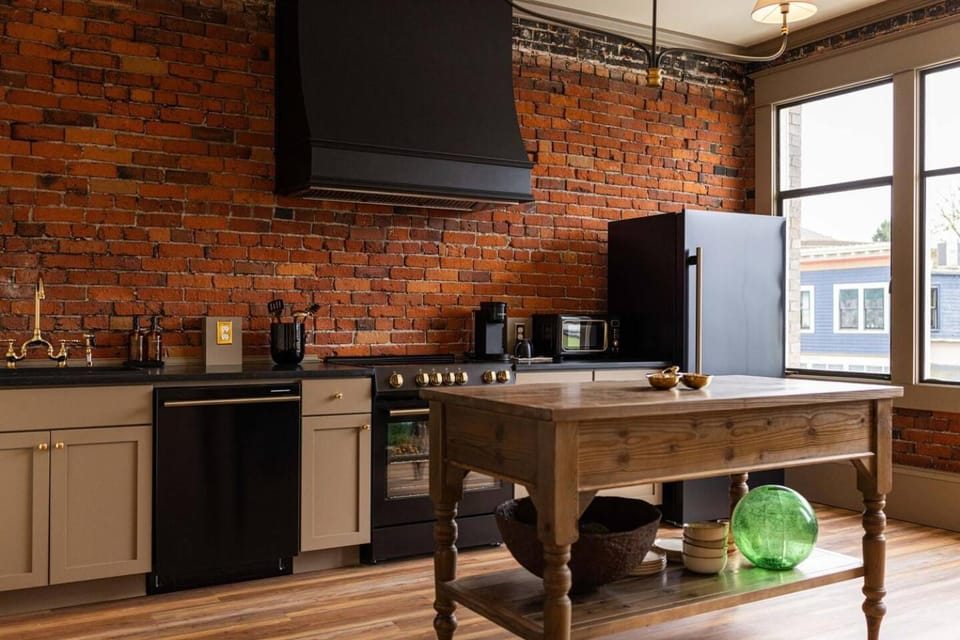 The 908 Historic Luxury Suite 1 Vacation rental in Everett
