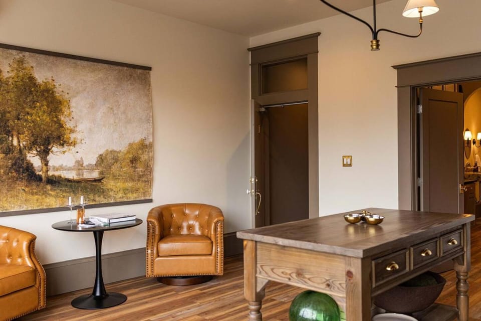The 908 Historic Luxury Suite 1 Vacation rental in Everett