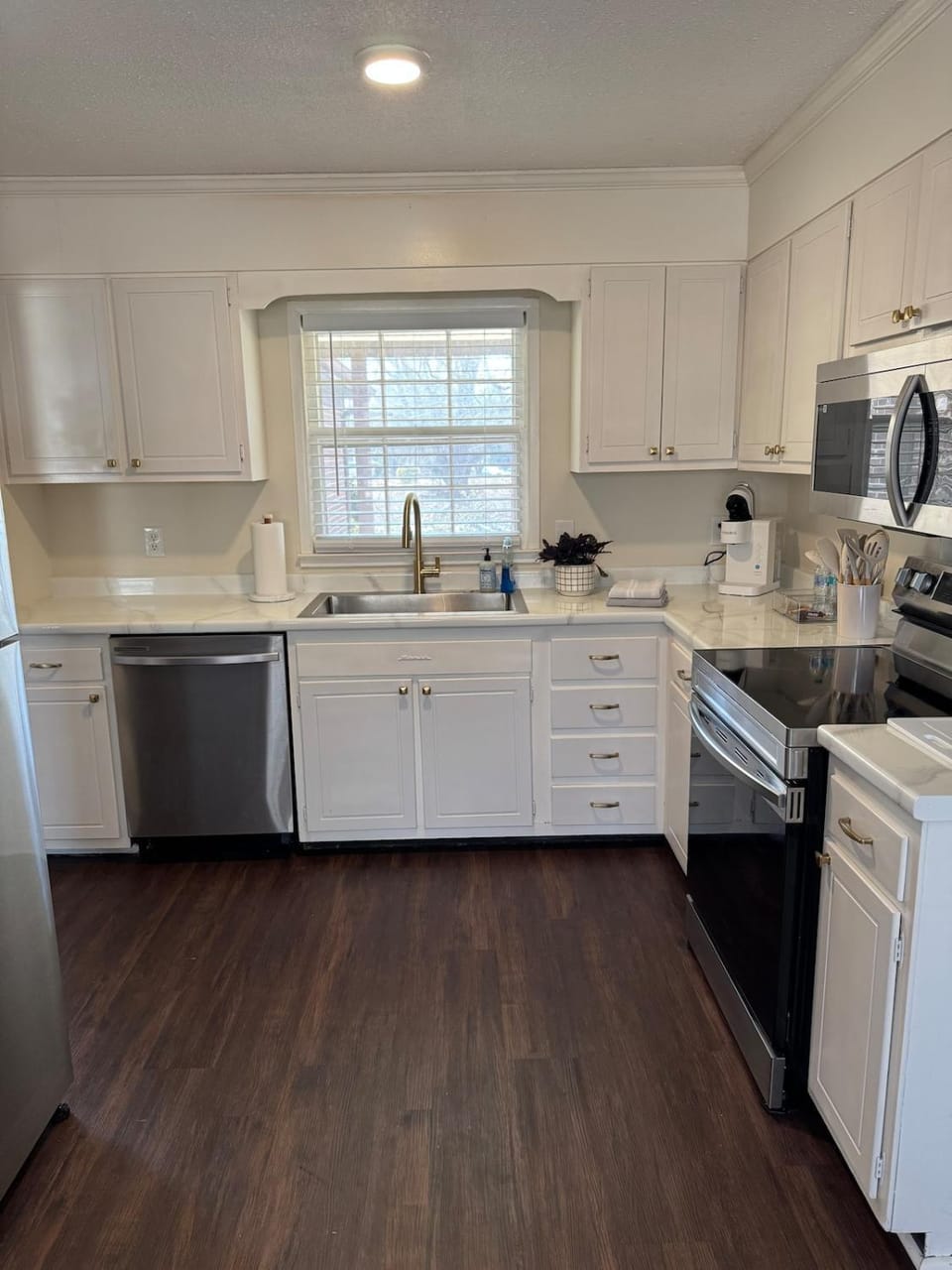 Kitchen or kitchenette, dishwasher, minibar, oven, stove, toaster