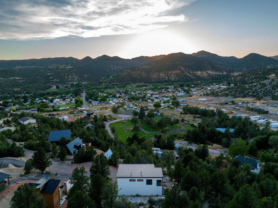 Mountain Views Near Zion & Bryce - Pet Friendly House in Glendale