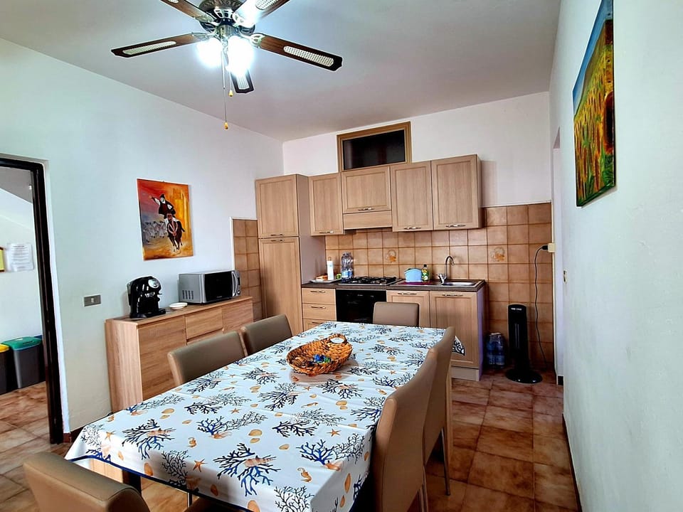 Kitchen or kitchenette, Living room, Seating area, Dining area, minibar, oven, stove