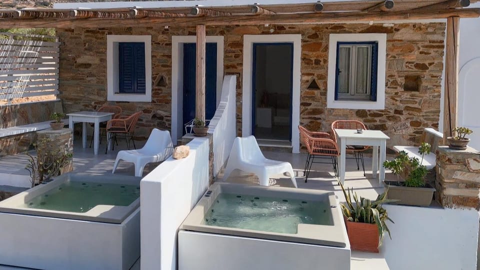 Property building, Day, Hot Tub, Balcony/Terrace