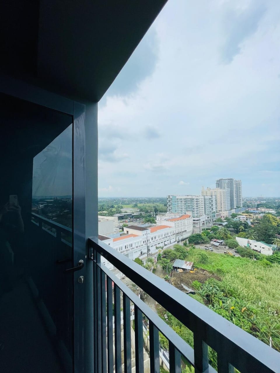 SM 5 Modern & Radiant Studio Apartment in Iloilo City
