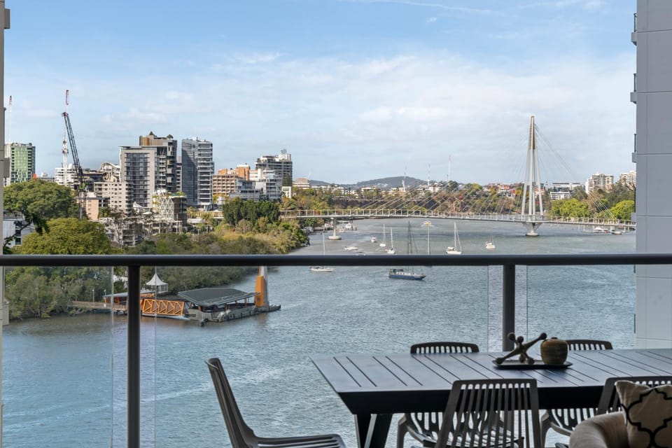 View (from property/room), Dining area, City view