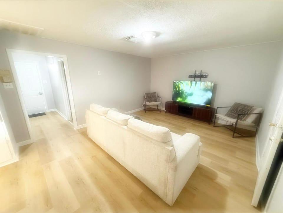 Communal lounge/ TV room, Living room, Seating area, Evening entertainment