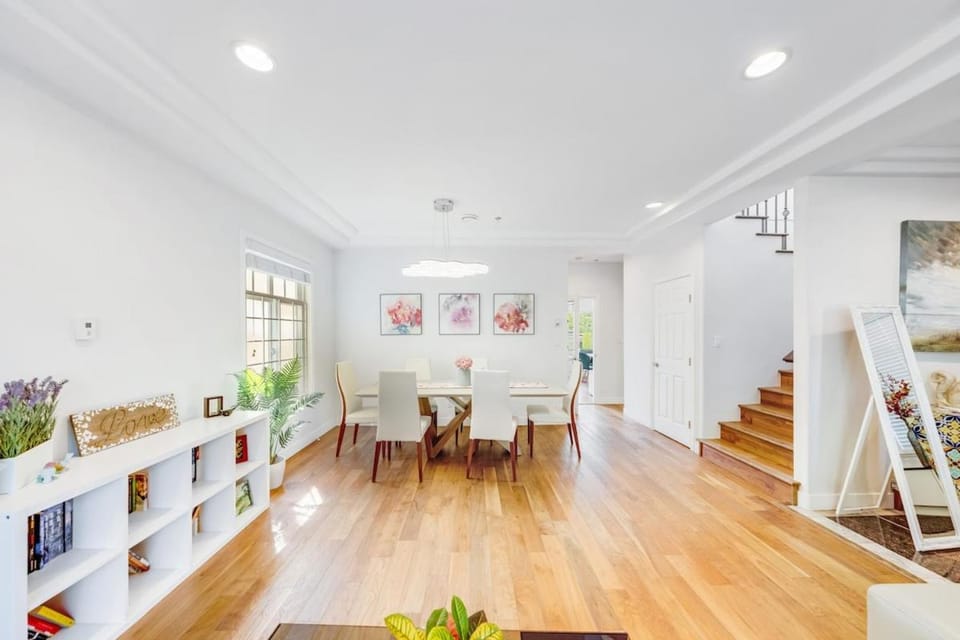 Bright Modern 4BR Home & Free Parking House in Vancouver