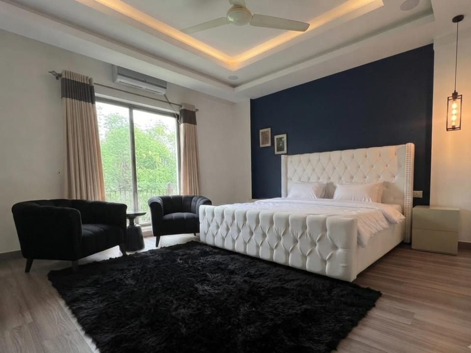 Bed, Living room, Photo of the whole room, Seating area, Bedroom, fireplace