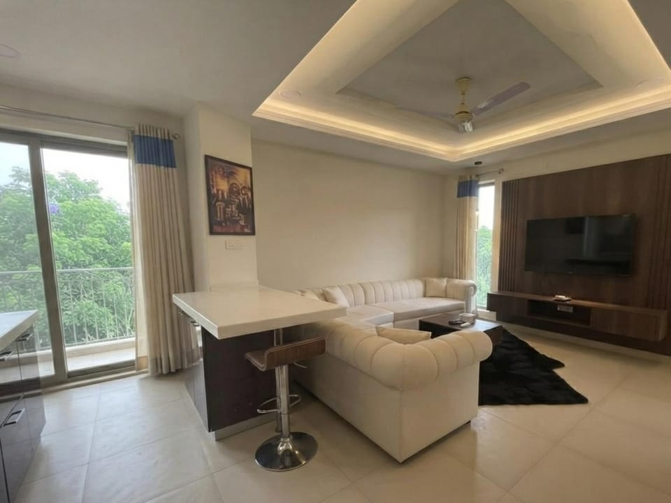 Bed, TV and multimedia, Living room, Photo of the whole room, Seating area, Bedroom, hair dresser