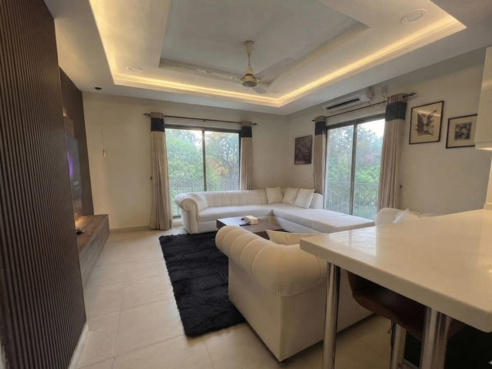 Bed, TV and multimedia, Living room, Photo of the whole room, Seating area, Dining area, Bedroom