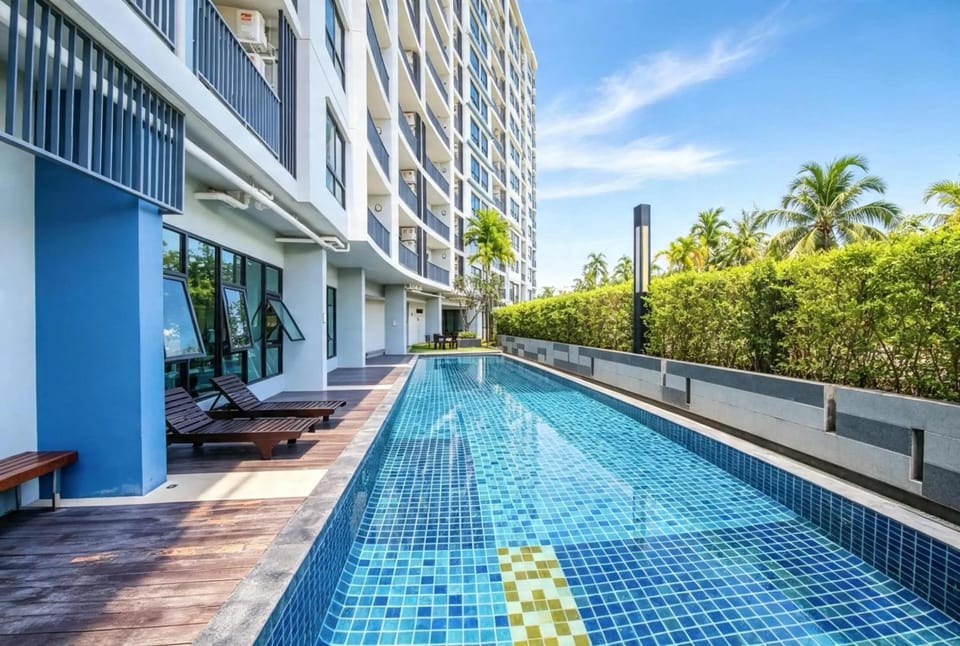 Property building, Swimming pool, sunbed