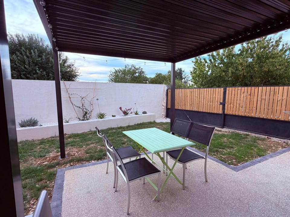 Patio, Garden, Dining area, Garden view