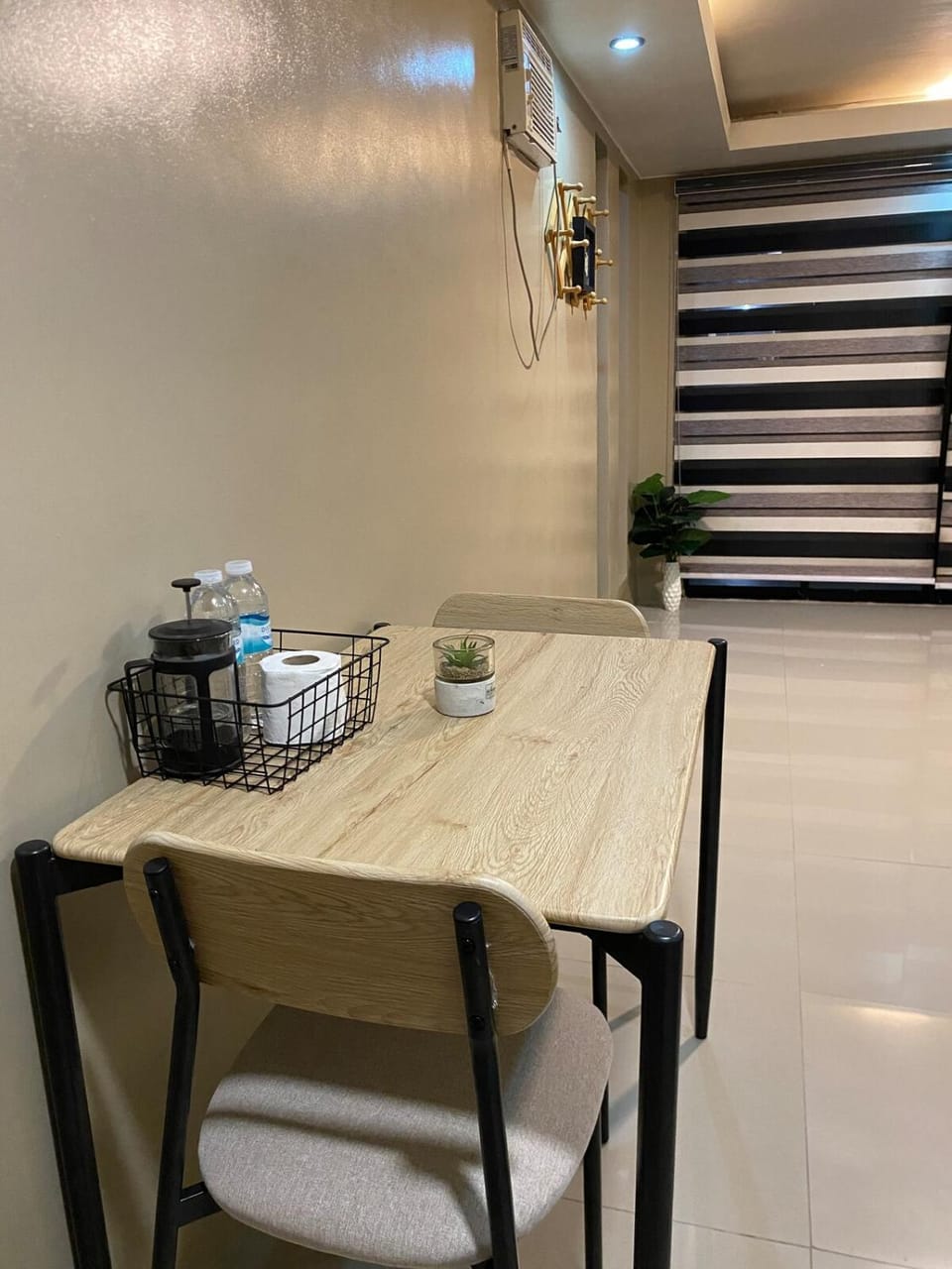 Kitchen or kitchenette, Seating area, Dining area