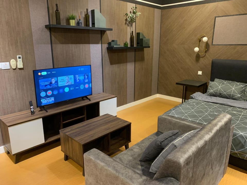 Bed, TV and multimedia, Seating area