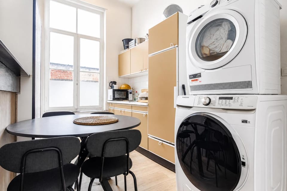 Kitchen or kitchenette, Dining area, oven, stove, washing machine
