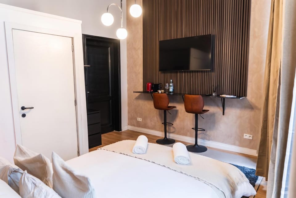 Bed, TV and multimedia, Bedroom, towels, wardrobe