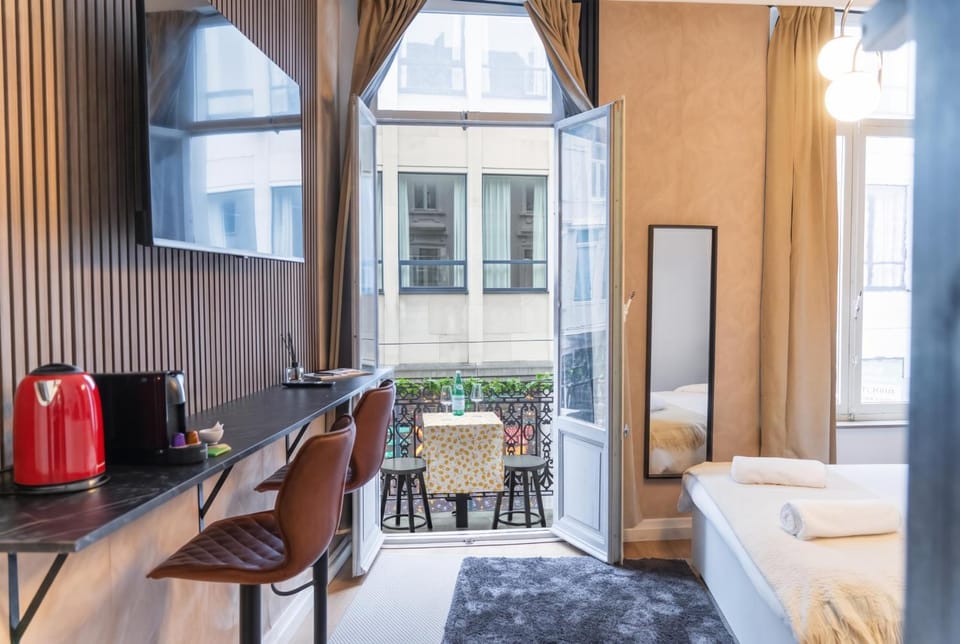 Bed, Seating area, Dining area, Bedroom