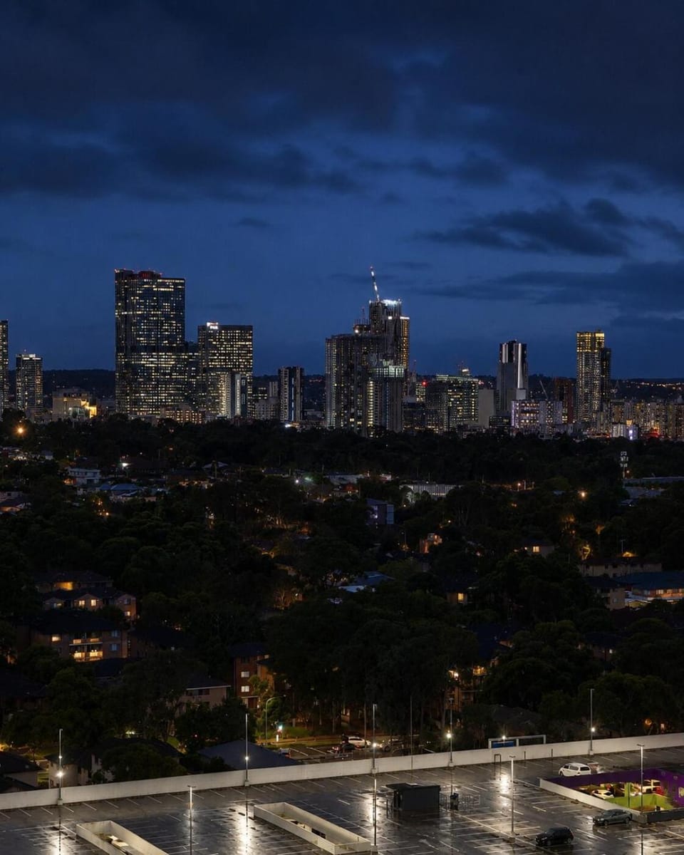 Luxury Stay in Merrylands with Parramata and City views 20th floor with pool and gym Apartment in Sydney