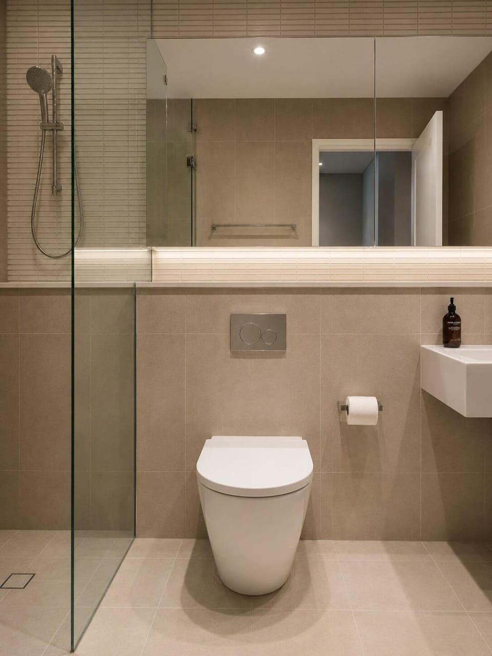 Luxury Stay in Merrylands with Parramata and City views 20th floor with pool and gym Apartment in Sydney