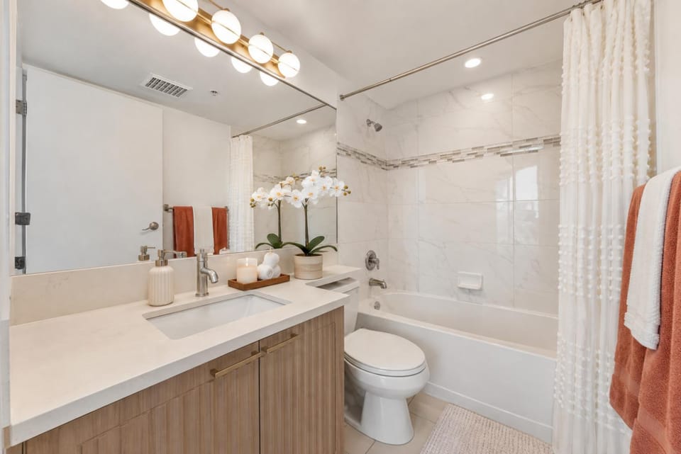 Exclusive 2BR City Retreat in Downtown Vancouver Apartment in Vancouver