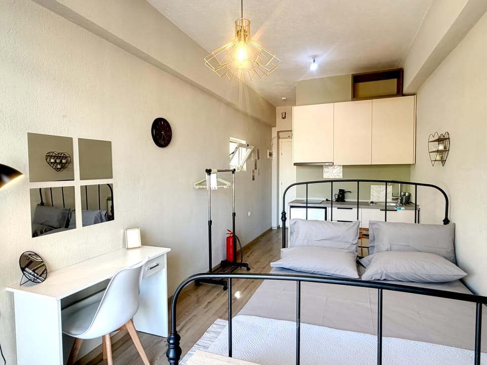 Bed, Kitchen or kitchenette, Photo of the whole room, Dining area, Bedroom