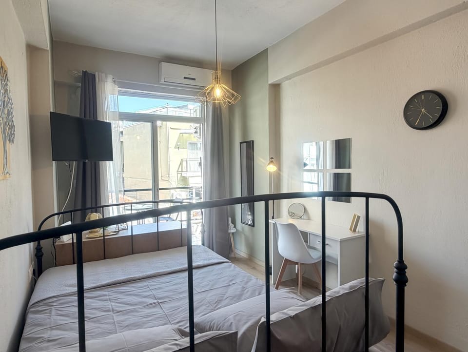 Bed, TV and multimedia, Photo of the whole room