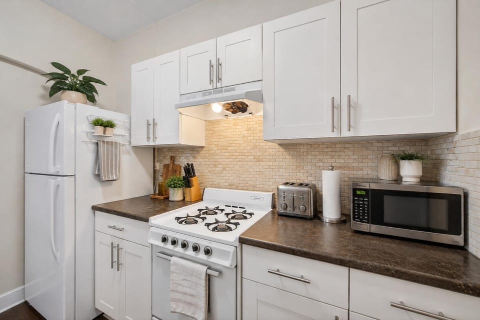 Elegant 2BR City Escape on Jervis Street Apartment in Vancouver