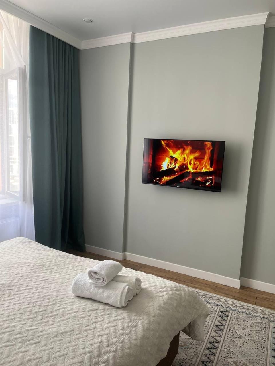 Bed, TV and multimedia, Bedroom, towels