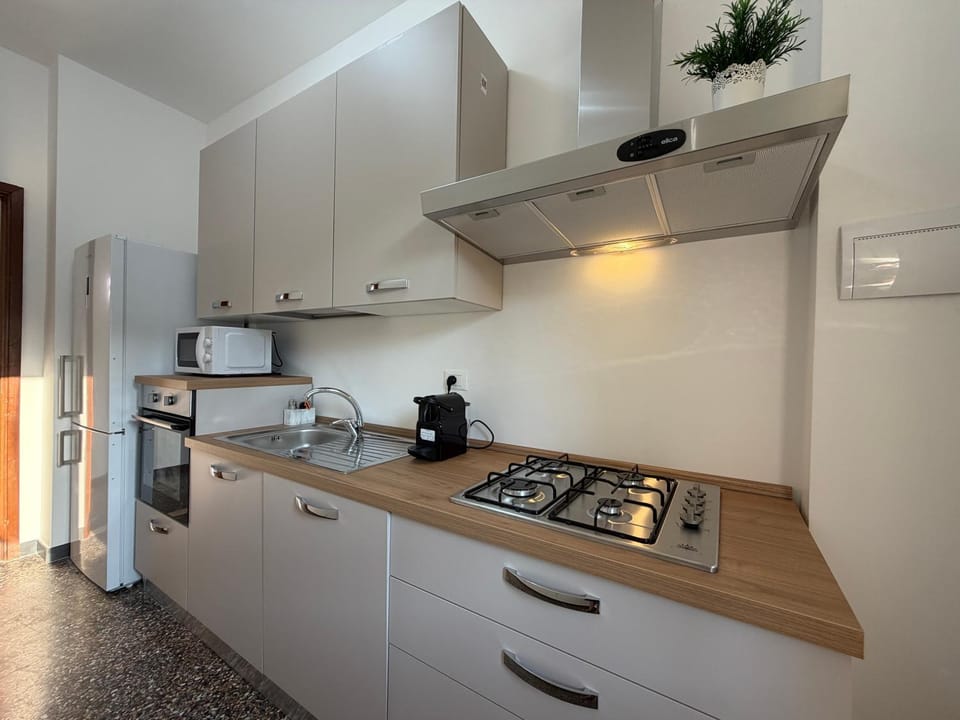 Coffee/tea facilities, Kitchen or kitchenette, stove