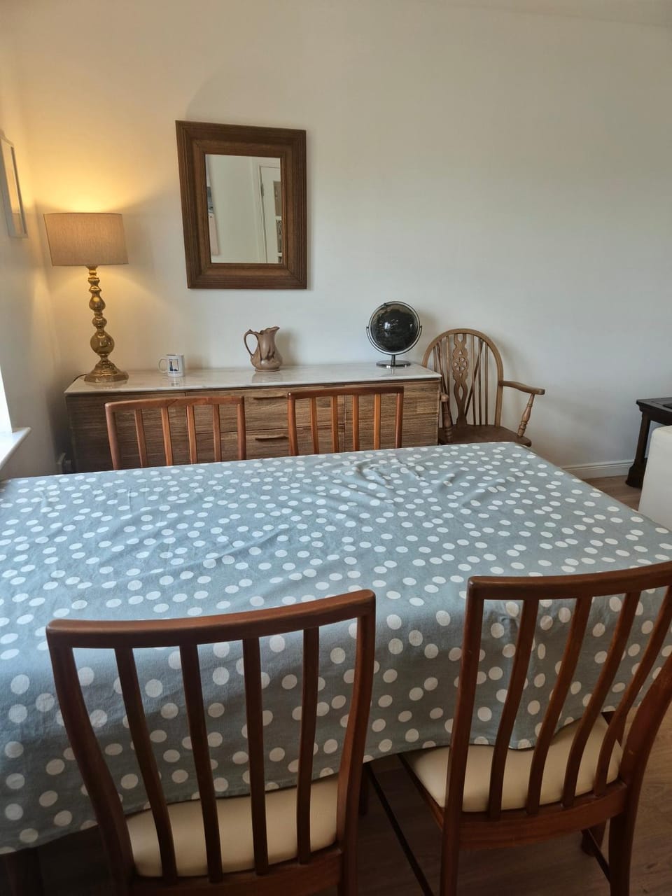 Seating area, Dining area