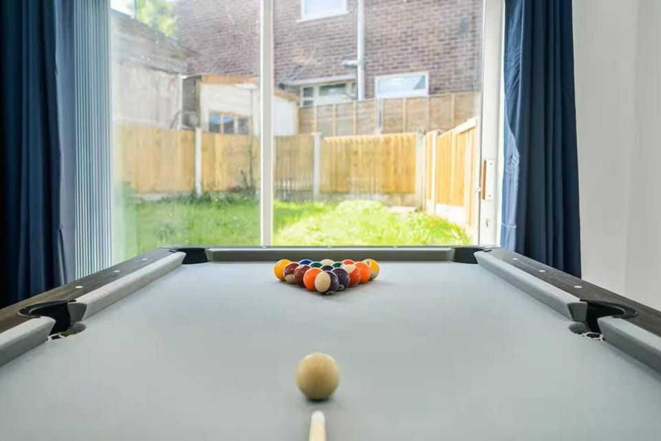 4BDR house, parking, Pool Table! 5 min to city House in Manchester