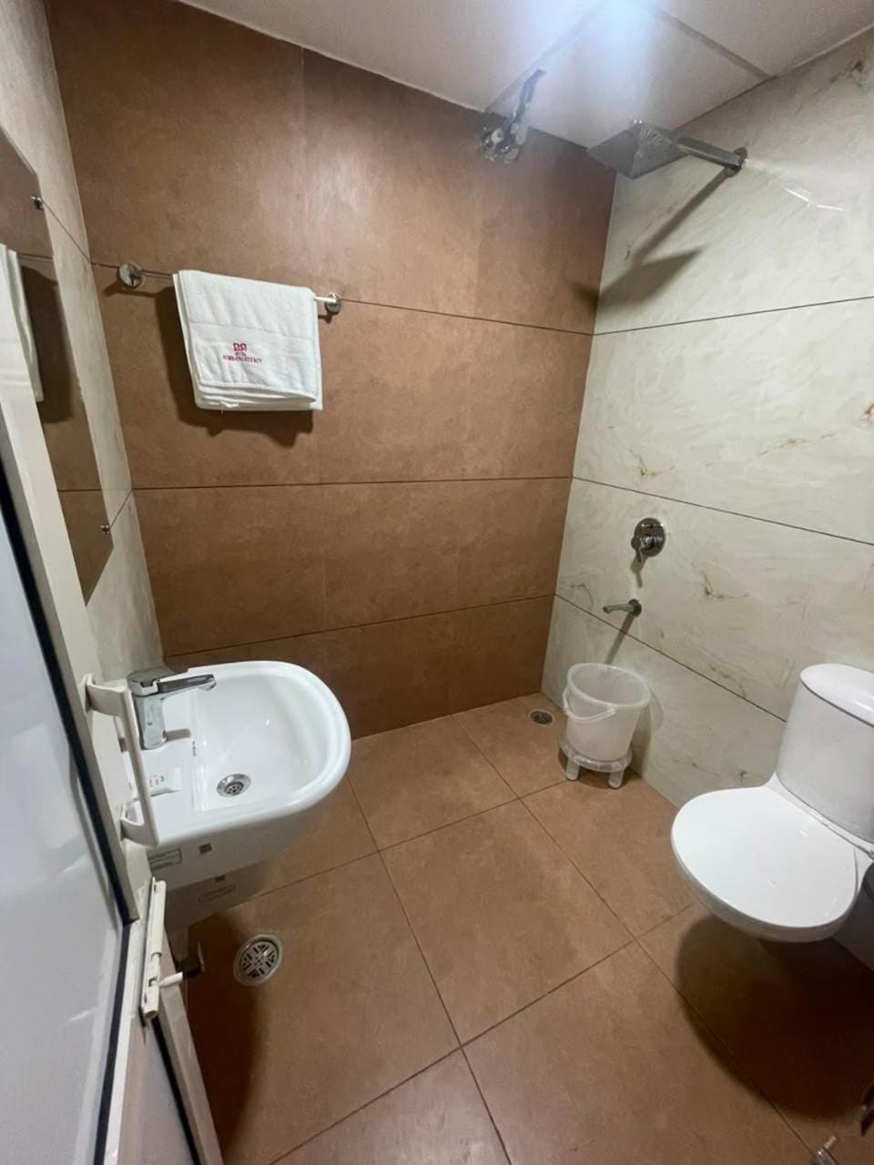 Toilet, towels