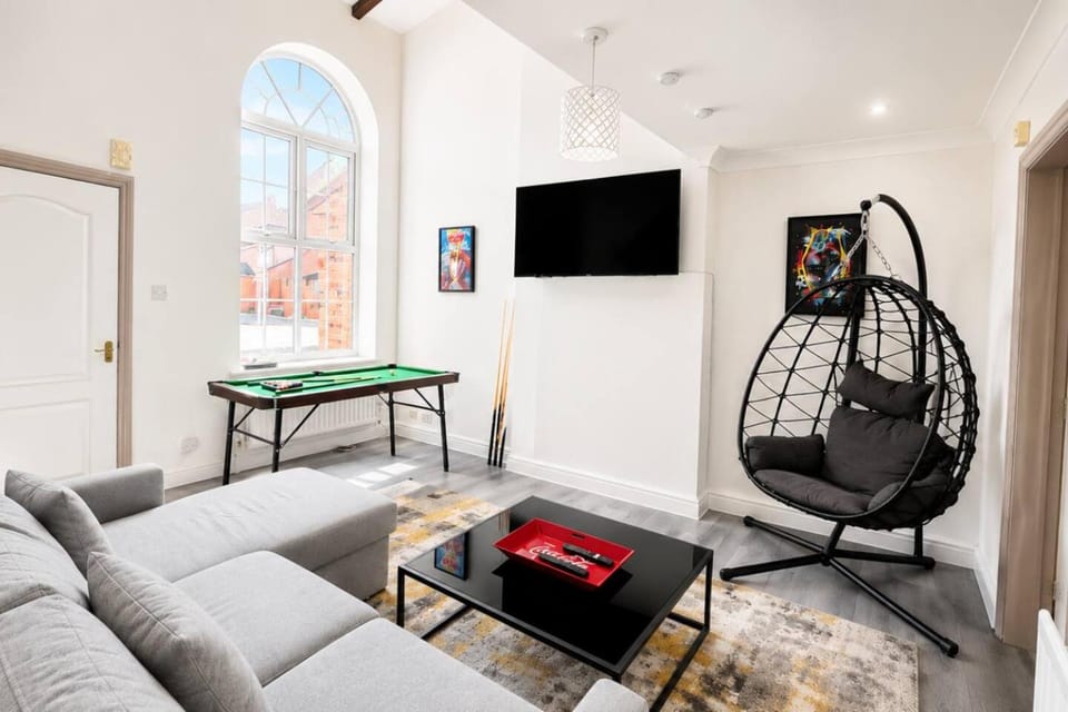 4 bedroom, 3 bathrooms with parking House in Manchester
