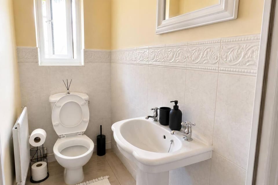 4 bedroom, 3 bathrooms with parking House in Manchester