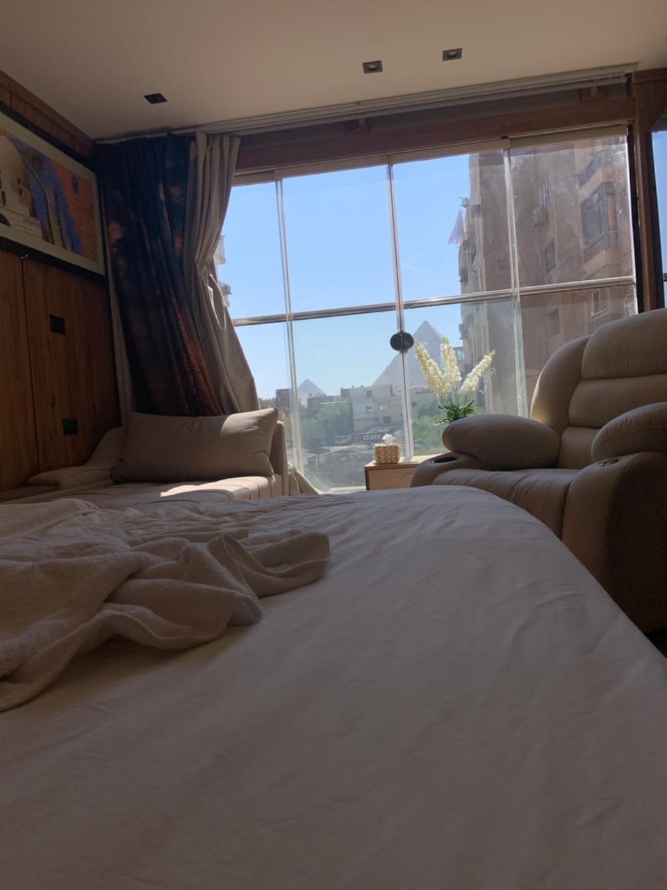 Bed, Living room, Photo of the whole room, Seating area, Bedroom