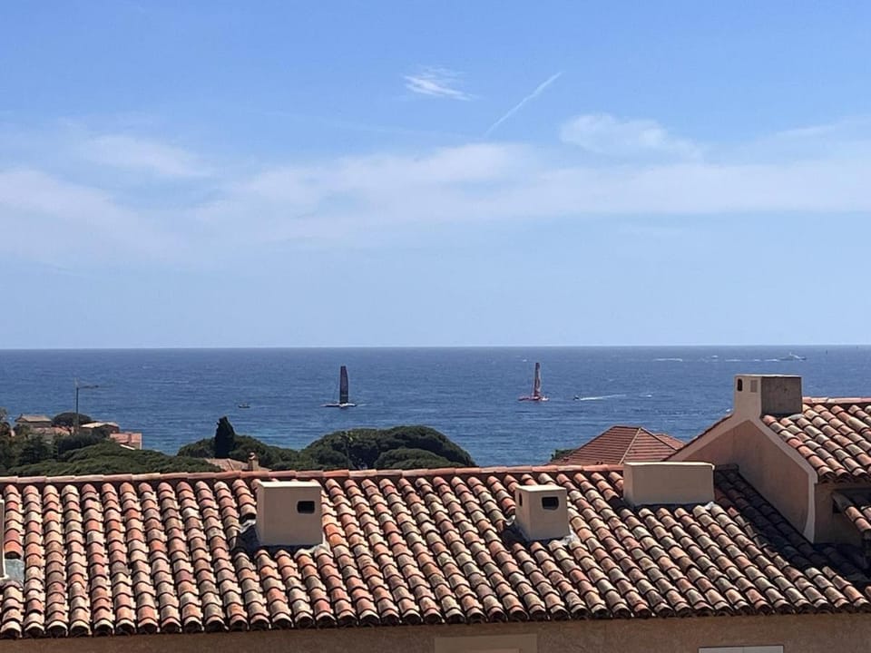 Vue mer - piscine - plage à 5 minutes - parking - 2 chambres Apartment in Sainte-Maxime