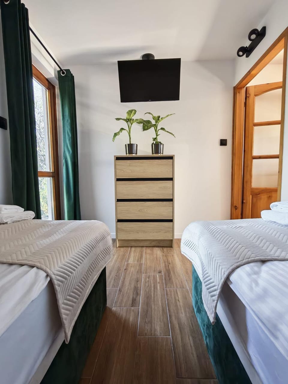 Bed, TV and multimedia, Photo of the whole room, Bedroom