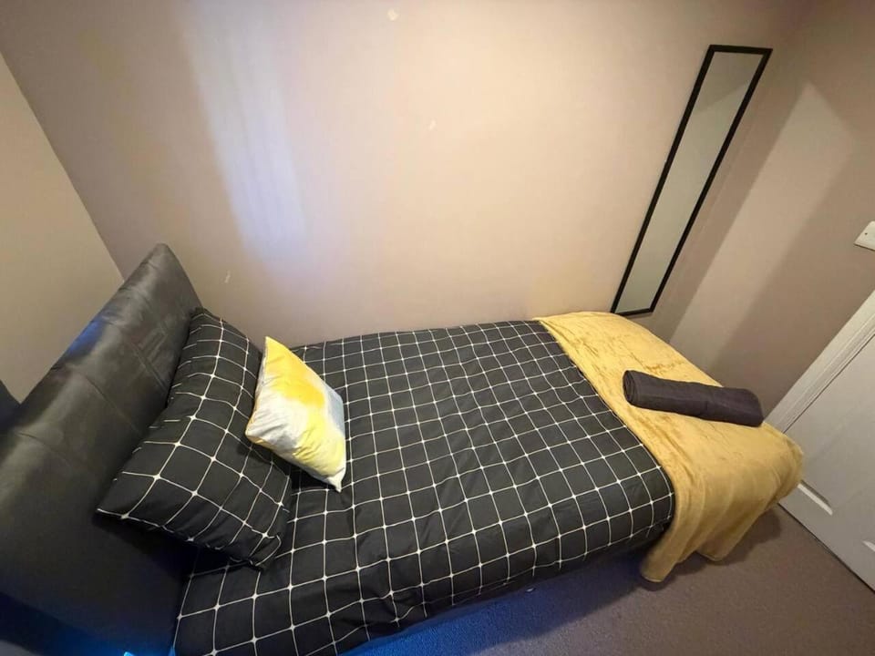 4 bedroom spacious house House in Salford
