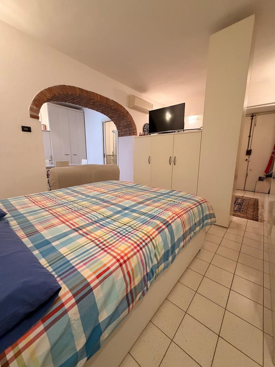 Bed, TV and multimedia, Bedroom
