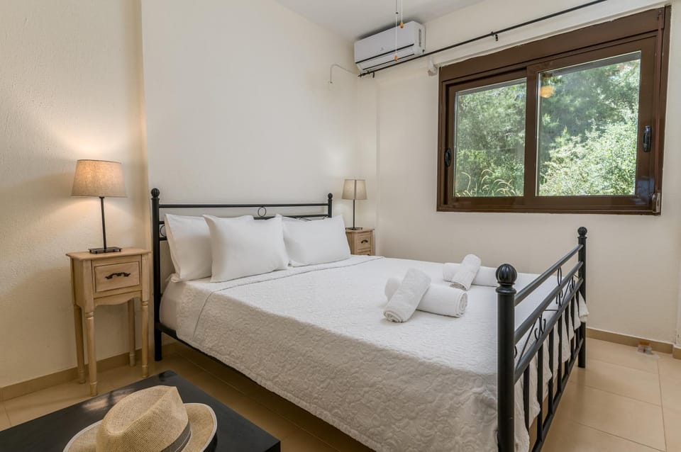 Bed, Photo of the whole room, Bedroom, towels, air conditioner