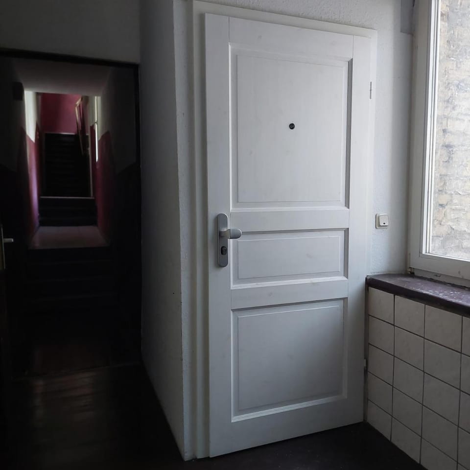 Very small room without Wi-Fi and without a kitchen Apartment in Cologne