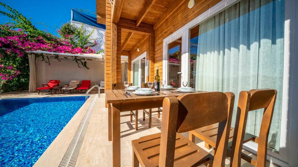 Patio, Dining area, Pool view, Swimming pool, sunbed