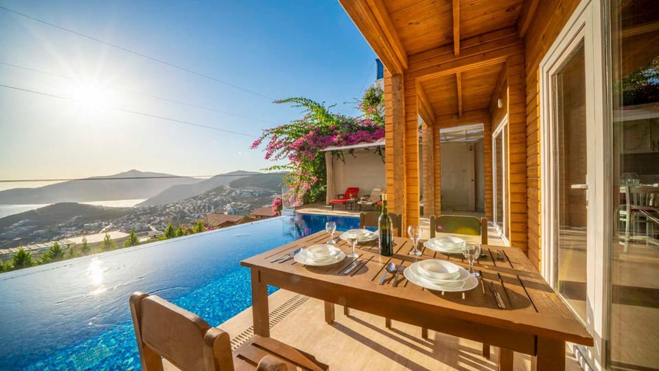 Property building, Patio, Dining area, Pool view, Sea view, Swimming pool, Swimming pool, sunbed