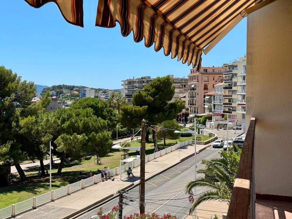 Vue Mer & Plages 50m - Terrasse - Box Privé Apartment in Toulon