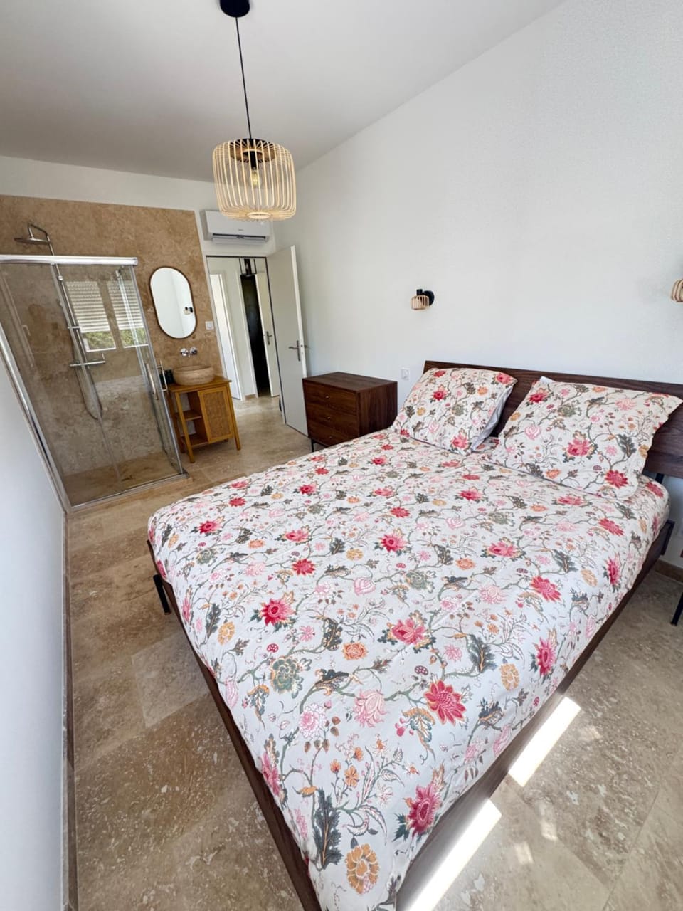 Bed, Bathroom, Photo of the whole room, Bedroom