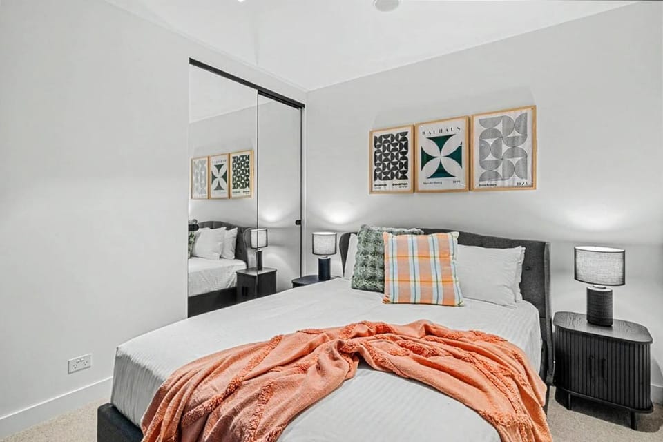 Beside Marvel Stadium - M Docklands Accommodation - Live Luxe Apartment in Melbourne