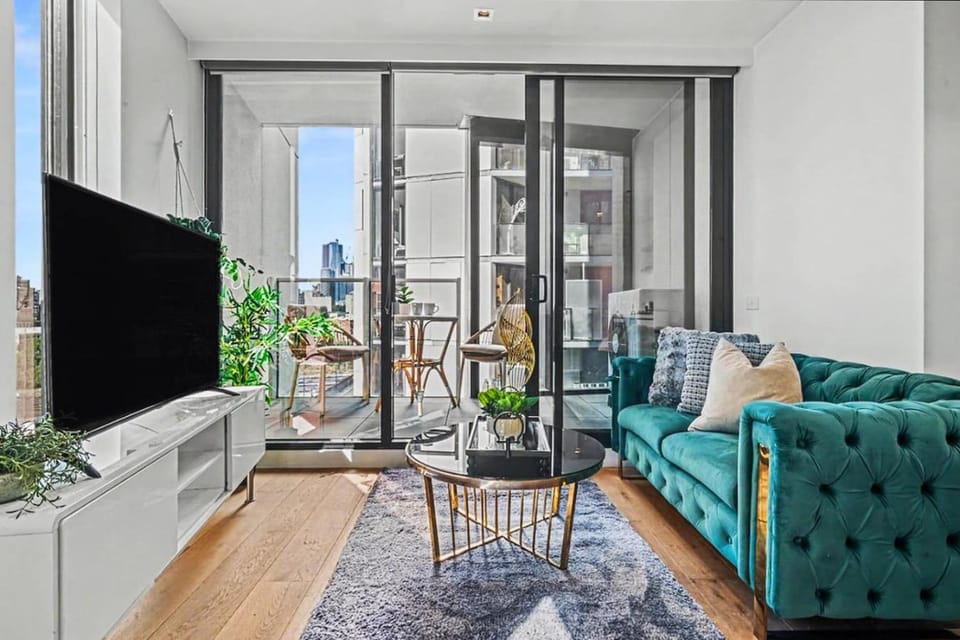 Beside Marvel Stadium - M Docklands Accommodation - Live Luxe Apartment in Melbourne