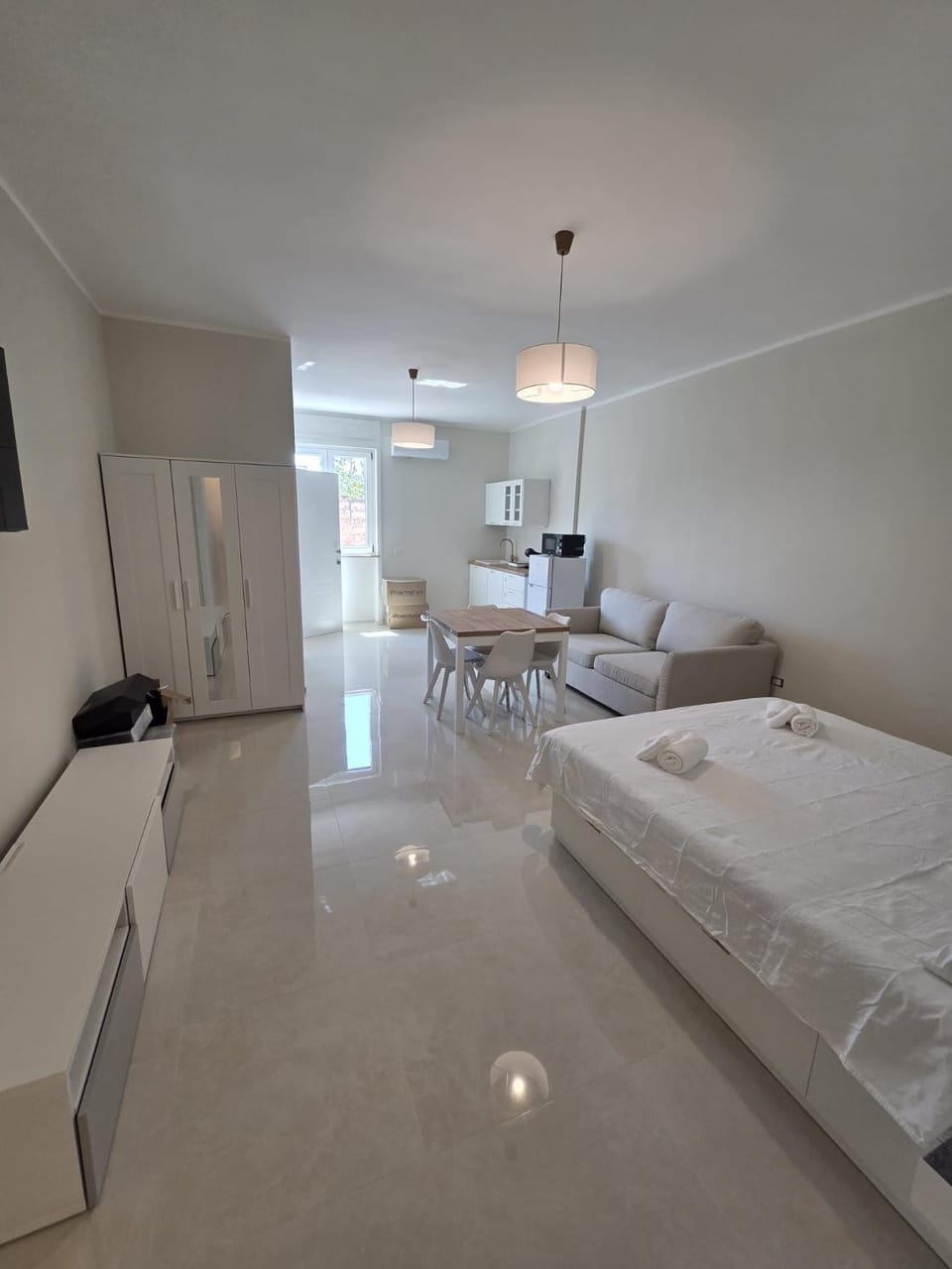Bed, TV and multimedia, Kitchen or kitchenette, Living room, Photo of the whole room, Bedroom, wardrobe