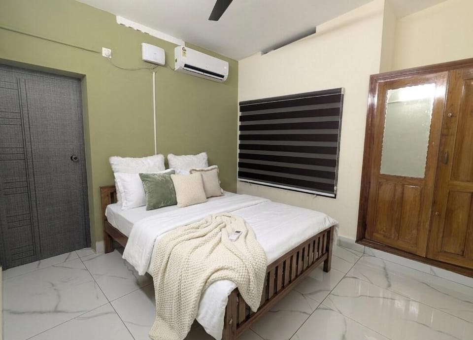 Bed, Photo of the whole room, Bedroom, towels, air conditioner