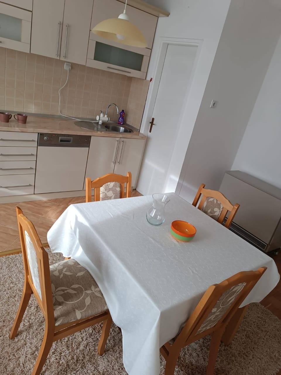 Kitchen or kitchenette, Dining area