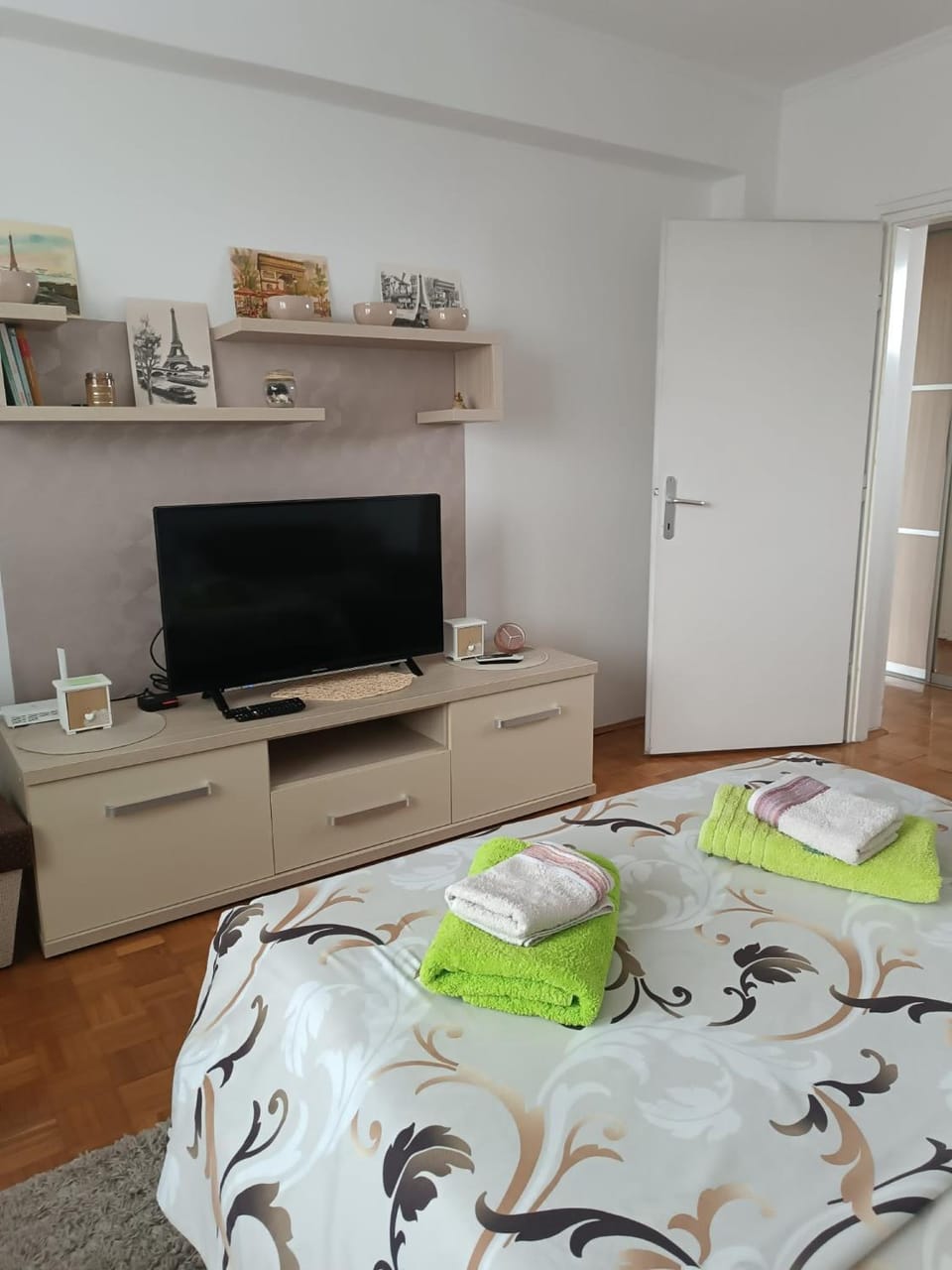 Bed, TV and multimedia, Photo of the whole room, Bedroom, towels